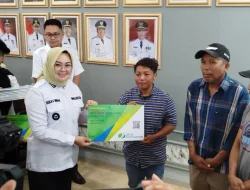 Wali Kota Kendari Serahkan 1.500 Kartu BPJS Ketenagakerjaan untuk Pekerja Informal