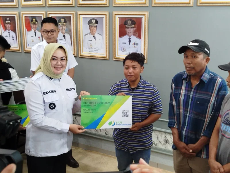 Wali Kota Kendari Serahkan 1.500 Kartu BPJS Ketenagakerjaan untuk Pekerja Informal 1 Wali Kota Kendari Serahkan 1.500 Kartu BPJS Ketenagakerjaan untuk Pekerja Informal