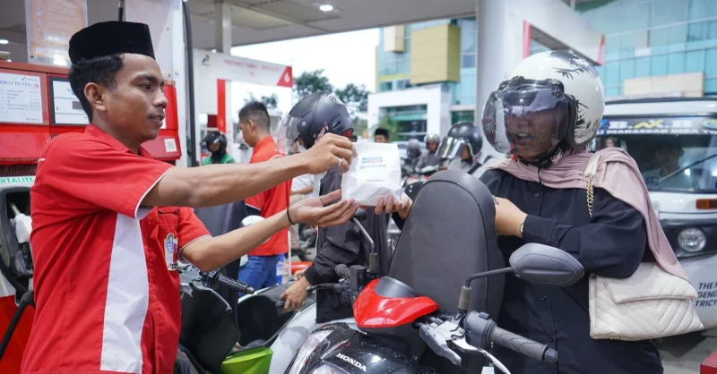 Pertamina Patra Niaga Regional Sulawesi Bagikan Takjil di 178 SPBU Selama Ramadan 1447 H 1 Pertamina Patra Niaga Regional Sulawesi Bagikan Takjil di 178 SPBU Selama Ramadan 1447 H
