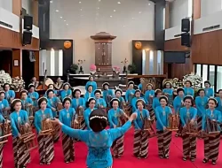 Nenek 83 Tahun Berkompetisi di Pasanggiri Angklung AHM
