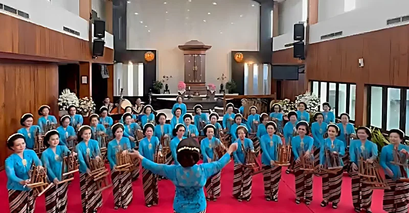 Nenek 83 Tahun Berkompetisi di Pasanggiri Angklung AHM 1 Nenek 83 Tahun Berkompetisi di Pasanggiri Angklung AHM