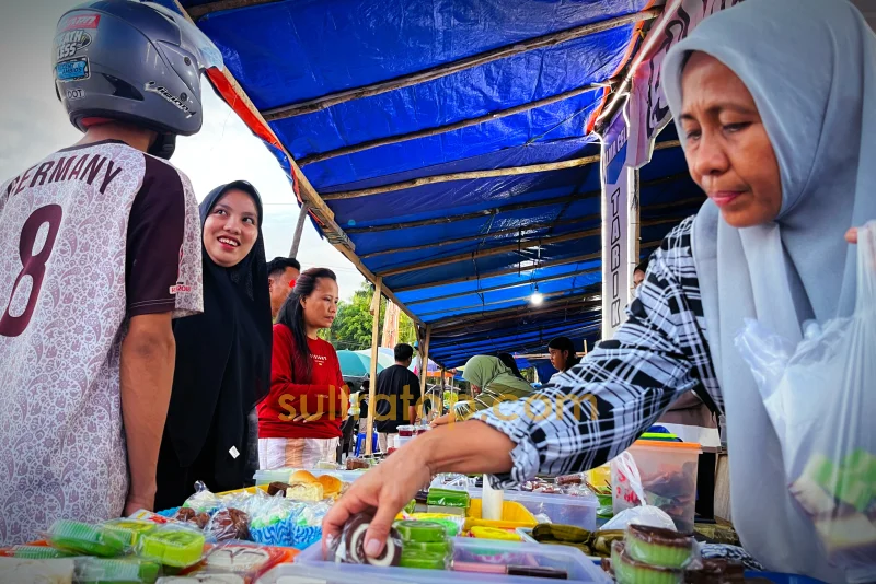 Cerahnya Cuaca, Redupnya Pembeli: Pedagang Takjil Kendari Hadapi Ramadan Berat 1 Cerahnya Cuaca, Redupnya Pembeli: Pedagang Takjil Kendari Hadapi Ramadan Berat