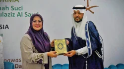Wali Kota Kendari Terima Al-Qur'an Tinta Emas, 2.000 Jamaah Hadiri Iftar Raja Salman di Masjid Al Alam 13 Wali Kota Kendari Terima Al-Qur'an Tinta Emas, 2.000 Jamaah Hadiri Iftar Raja Salman di Masjid Al Alam