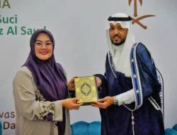Wali Kota Kendari Terima Al-Qur’an Tinta Emas, 2.000 Jamaah Hadiri Iftar Raja Salman di Masjid Al Alam