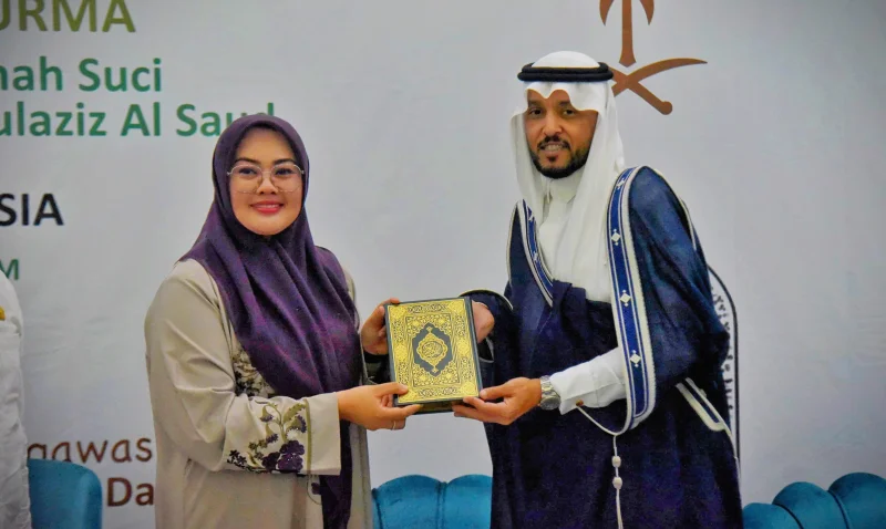 Wali Kota Kendari Terima Al-Qur'an Tinta Emas, 2.000 Jamaah Hadiri Iftar Raja Salman di Masjid Al Alam 1 Wali Kota Kendari Terima Al-Qur'an Tinta Emas, 2.000 Jamaah Hadiri Iftar Raja Salman di Masjid Al Alam