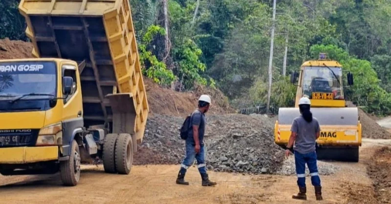 Urat Nadi Ekonomi Desa Dibuka: PT SCM Bangun Jalan Penghubung di Routa 1 Urat Nadi Ekonomi Desa Dibuka: PT SCM Bangun Jalan Penghubung di Routa