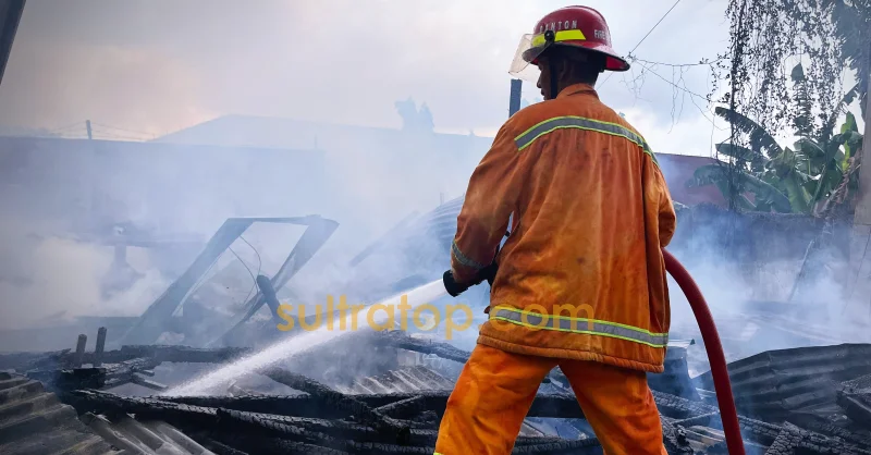 Rumah Guru di Mandonga Ludes Terbakar, Dua Lapak Kios Ikut Hangus 1 Rumah Guru di Mandonga Ludes Terbakar, Dua Lapak Kios Ikut Hangus