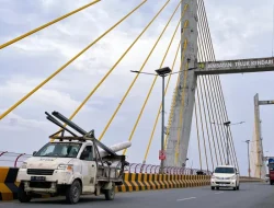 Jembatan Teluk Kendari Disterilkan dari Atribut Parpol dan Iklan, Satpol PP Tegakkan Perda 10/2014