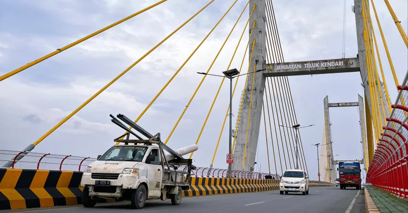 Jembatan Teluk Kendari Disterilkan dari Atribut Parpol dan Iklan, Satpol PP Tegakkan Perda 10/2014