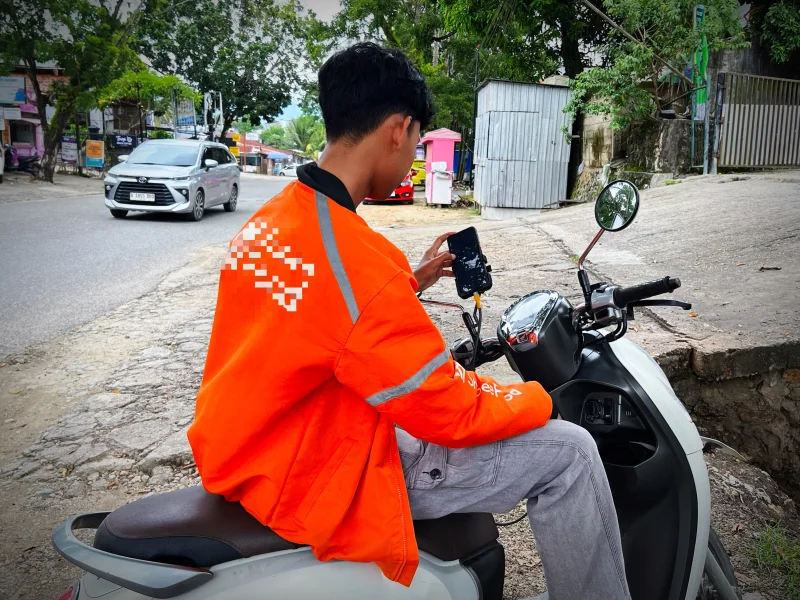 Ramai di Jalan, Sepi di Dompet: Cerita Ojol Kendari di Tengah Lesunya Ekonomi 3 Ramai di Jalan, Sepi di Dompet: Cerita Ojol Kendari di Tengah Lesunya Ekonomi