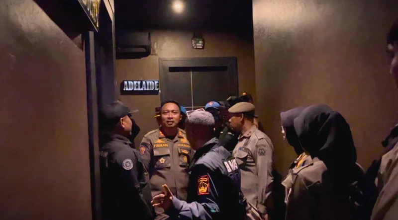 Satpol PP Kendari Patroli THM dan Penjual Miras, Pastikan Patuh Surat Edaran Wali Kota 3 Satpol PP Kendari Patroli THM dan Penjual Miras, Pastikan Patuh Surat Edaran Wali Kota