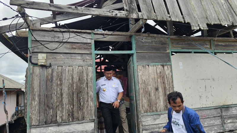 Cek Langsung Rumah Warga Muna Barat yang Memprihatinkan, La Ode Darwin Target Perbaikan Mulai April 2026 1 Cek Langsung Rumah Warga Muna Barat yang Memprihatinkan, La Ode Darwin Target Perbaikan Mulai April 2026