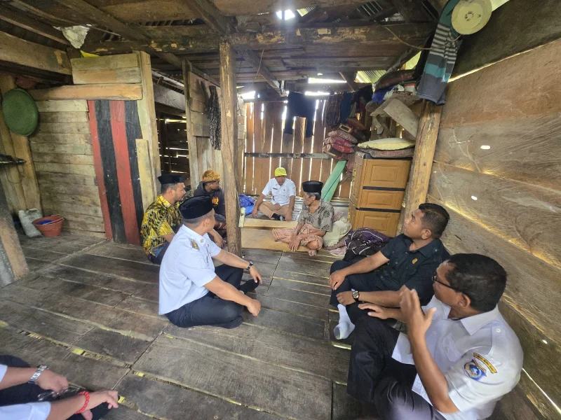 Cek Langsung Rumah Warga Muna Barat yang Memprihatinkan, La Ode Darwin Target Perbaikan Mulai April 2026 2 Cek Langsung Rumah Warga Muna Barat yang Memprihatinkan, La Ode Darwin Target Perbaikan Mulai April 2026