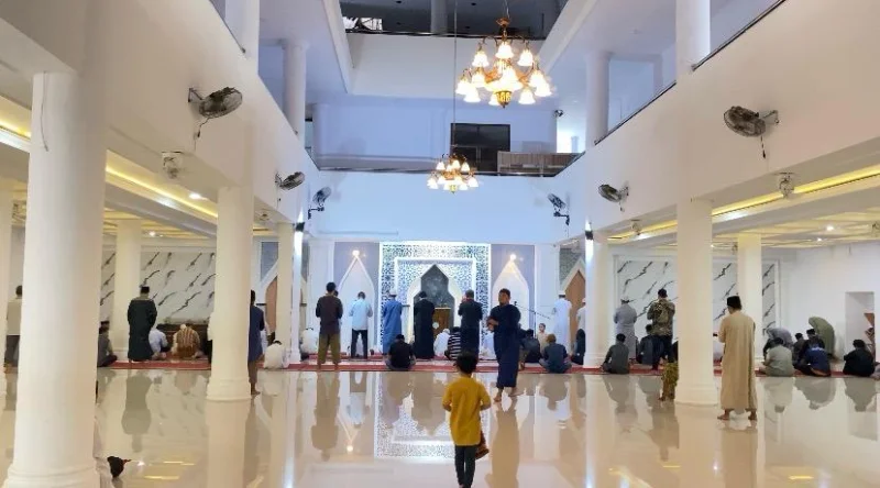 Cerita di Balik Hotel Terbengkalai di Kendari yang Kini Bertransformasi Jadi Masjid Megah 4 Cerita di Balik Hotel Terbengkalai di Kendari yang Kini Bertransformasi Jadi Masjid Megah