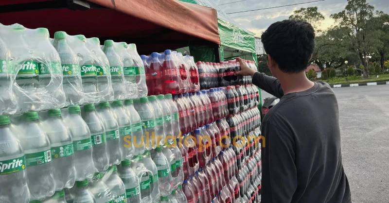 Jelang Lebaran, Pedagang Minuman di Kendari Mengeluh: Pembeli Hanya Bertanya Lalu Pergi 1 Jelang Lebaran, Pedagang Minuman di Kendari Mengeluh: Pembeli Hanya Bertanya Lalu Pergi