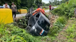 Pikap Berisi Tiga Remaja Tabrak Jembatan di Muna, Sopir Dilarikan ke RSUD Raha 5 Pikap Berisi Tiga Remaja Tabrak Jembatan di Muna, Sopir Dilarikan ke RSUD Raha