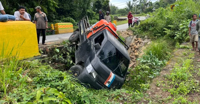 Pikap Berisi Tiga Remaja Tabrak Jembatan di Muna, Sopir Dilarikan ke RSUD Raha 1 Pikap Berisi Tiga Remaja Tabrak Jembatan di Muna, Sopir Dilarikan ke RSUD Raha