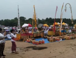 Melasti di Pantai Pajala Muna Barat, Ribuan Umat Hindu Sucikan Diri Jelang Nyepi