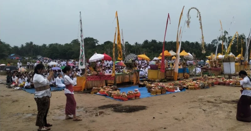 Melasti di Pantai Pajala Muna Barat, Ribuan Umat Hindu Sucikan Diri Jelang Nyepi 1 Melasti di Pantai Pajala Muna Barat, Ribuan Umat Hindu Sucikan Diri Jelang Nyepi