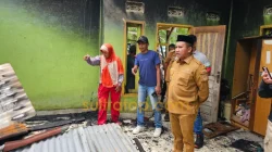 Rumah Terbakar di Muna Barat, Bupati Darwin Turun Langsung Bantu Korban