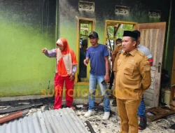 Rumah Terbakar di Muna Barat, Bupati Darwin Turun Langsung Bantu Korban