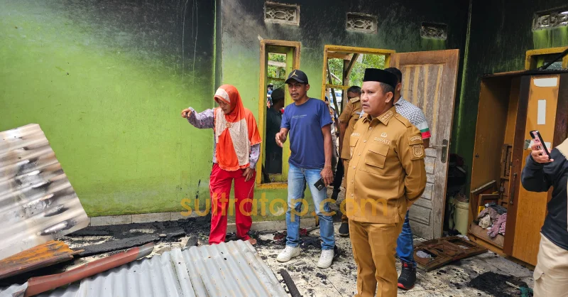 Rumah Terbakar di Muna Barat, Bupati Darwin Turun Langsung Bantu Korban 1 Rumah Terbakar di Muna Barat, Bupati Darwin Turun Langsung Bantu Korban