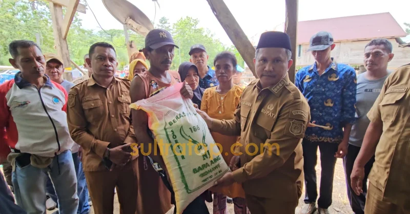 Rumah Terbakar di Muna Barat, Bupati Darwin Turun Langsung Bantu Korban 3 Rumah Terbakar di Muna Barat, Bupati Darwin Turun Langsung Bantu Korban