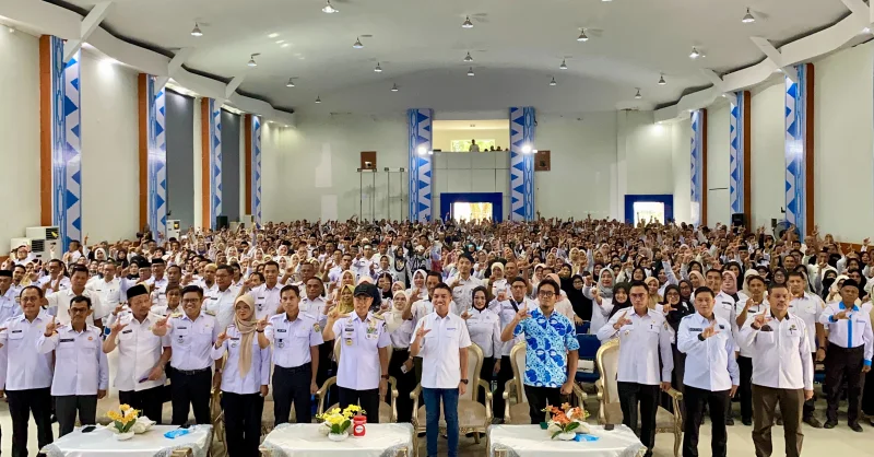 Gubernur ASR Serahkan TPG, THR dan Gaji ke-13 Guru di Sultra, Total Anggaran Capai Rp63 Miliar