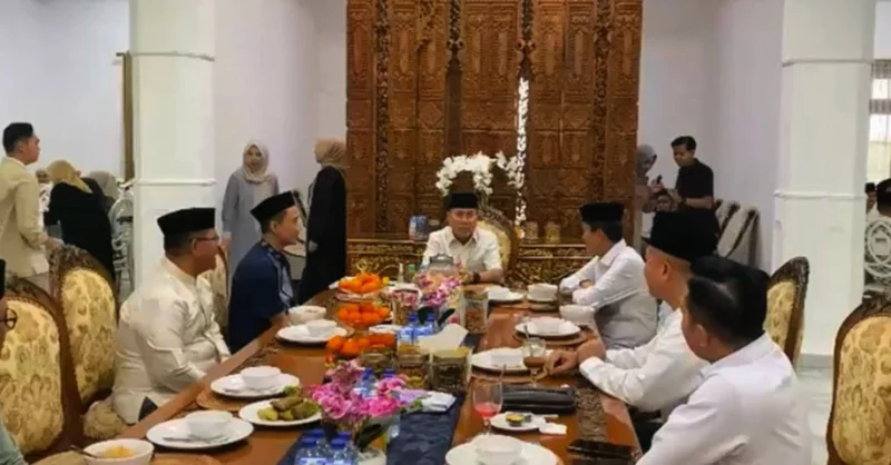 Open House Gubernur ASR Diserbu Warga Sejak Pagi, THR Dibagikan dari Dana Pribadi 1 Open House Gubernur ASR Diserbu Warga Sejak Pagi, THR Dibagikan dari Dana Pribadi
