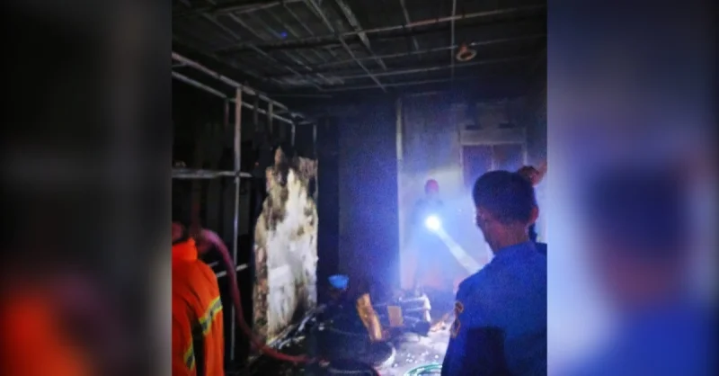 Kebakaran Malam Hari di Puuwatu Kendari, Api Hanguskan Kamar Rumah Warga 1 Kebakaran Malam Hari di Puuwatu Kendari, Api Hanguskan Kamar Rumah Warga