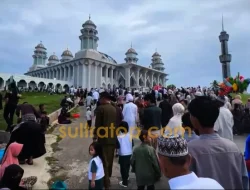 Gubernur Sultra Salat Idulfitri Bersama Ribuan Warga di Masjid Agung Al-Kautsar Kendari