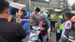 Dukung Teguran Simpatik Polres Gowa, Asmo Sulsel Bagikan Helm SNI kepada Pengendara 13 Dukung Teguran Simpatik Polres Gowa, Asmo Sulsel Bagikan Helm SNI kepada Pengendara