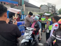 Dukung Teguran Simpatik Polres Gowa, Asmo Sulsel Bagikan Helm SNI kepada Pengendara