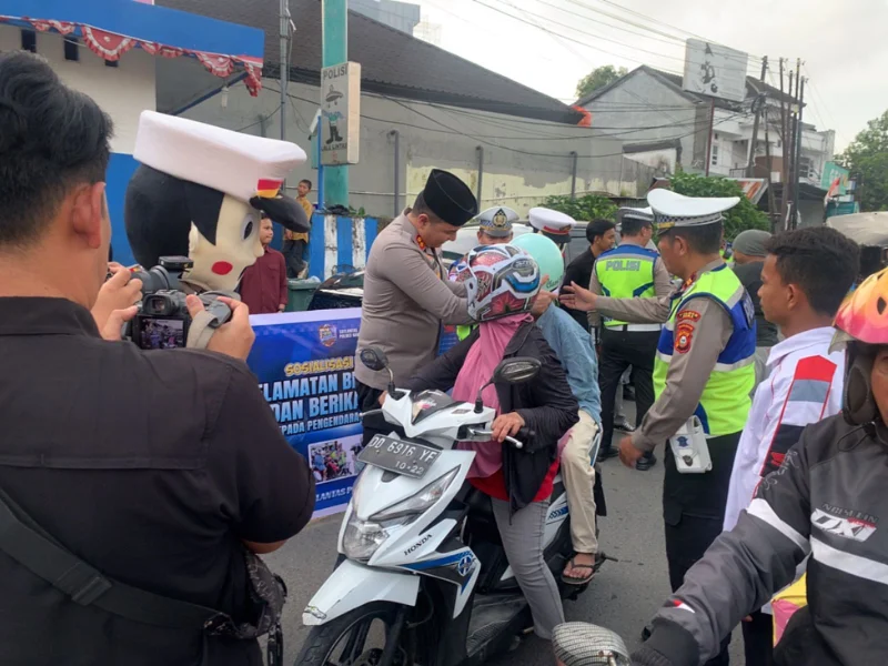 Dukung Teguran Simpatik Polres Gowa, Asmo Sulsel Bagikan Helm SNI kepada Pengendara 1 Dukung Teguran Simpatik Polres Gowa, Asmo Sulsel Bagikan Helm SNI kepada Pengendara
