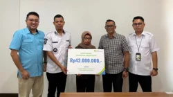 Ahli Waris Aparat Desa Laywo Jaya Terima Santunan Kematian BPJS Ketenagakerjaan Rp42 Juta 7 Ahli Waris Aparat Desa Laywo Jaya Terima Santunan Kematian BPJS Ketenagakerjaan Rp42 Juta