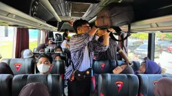 Polda Sultra Berangkatkan 135 Pemudik Gratis Tujuan Muna, Muna Barat, dan Buton Tengah 5 Polda Sultra Berangkatkan 135 Pemudik Gratis Tujuan Muna, Muna Barat, dan Buton Tengah