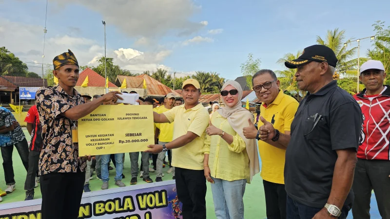 La Ode Darwin Buka Bangkali Cup I di Muna, Sumbang Rp20 Juta dari Kantong Pribadi 1 La Ode Darwin Buka Bangkali Cup I di Muna, Sumbang Rp20 Juta dari Kantong Pribadi
