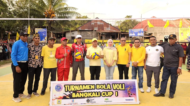 La Ode Darwin Buka Bangkali Cup I di Muna, Sumbang Rp20 Juta dari Kantong Pribadi 2 La Ode Darwin Buka Bangkali Cup I di Muna, Sumbang Rp20 Juta dari Kantong Pribadi