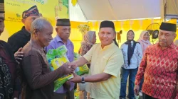 La Ode Darwin Ungkap Asal Usul Keluarga dan Bagi 500 Paket Sembako di Duruka Muna