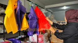 Harga Plastik Terus Naik di Kendari, Pedagang Keluhkan Keuntungan Menyusut