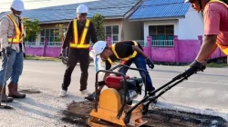 Tak Tunggu Pemerintah, Komunitas Ini Gunakan 2 Ton Aspal Tambal 33 Titik Lubang Jalan di Kendari