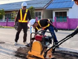 Tak Tunggu Pemerintah, Komunitas Ini Gunakan 2 Ton Aspal Tambal 33 Titik Lubang Jalan di Kendari