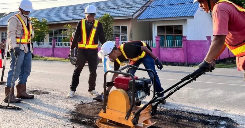 Tak Tunggu Pemerintah, Komunitas Ini Gunakan 2 Ton Aspal Tambal 33 Titik Lubang Jalan di Kendari 1 Tak Tunggu Pemerintah, Komunitas Ini Gunakan 2 Ton Aspal Tambal 33 Titik Lubang Jalan di Kendari