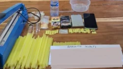 Polisi Gerebek Rumah di Laende Muna, Temukan Sabu dan Paket Tersebar di Kuburan 4 Polisi Gerebek Rumah di Laende Muna, Temukan Sabu dan Paket Tersebar di Kuburan