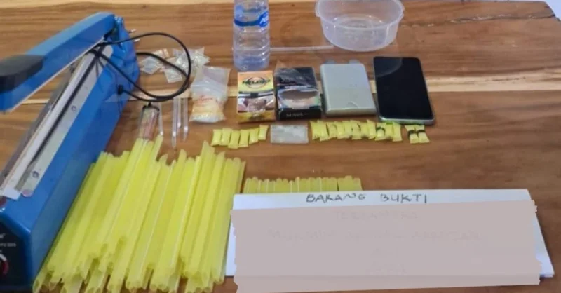 Polisi Gerebek Rumah di Laende Muna, Temukan Sabu dan Paket Tersebar di Kuburan 1 Polisi Gerebek Rumah di Laende Muna, Temukan Sabu dan Paket Tersebar di Kuburan