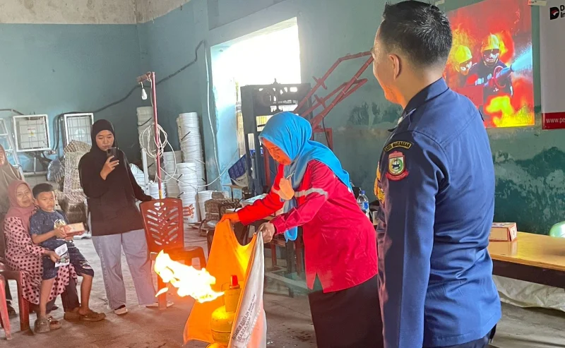 Pertamina Patra Niaga Sulawesi Edukasi Warga Ring 1 IT Makassar Lewat Pelatihan APAR 1 Pertamina Patra Niaga Sulawesi Edukasi Warga Ring 1 IT Makassar Lewat Pelatihan APAR