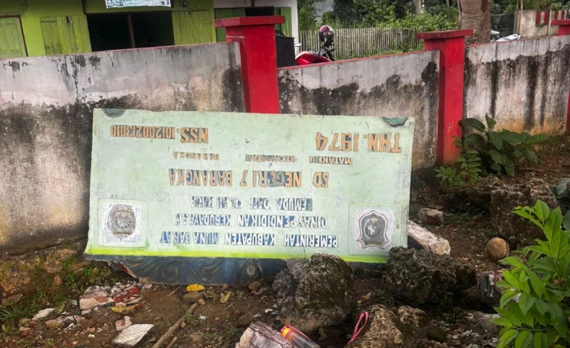 Siswi SD di Barangka Muna Barat Meninggal Tertimpa Papan Nama Sekolah 1 Siswi SD di Barangka Muna Barat Meninggal Tertimpa Papan Nama Sekolah