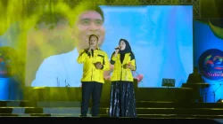 Bupati Muna Barat Nyanyikan Lagu Ciptaannya Bersama Istri di Harmoni Sultra ke-62 6 Bupati Muna Barat Nyanyikan Lagu Ciptaannya Bersama Istri di Harmoni Sultra ke-62
