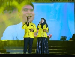 Bupati Muna Barat Nyanyikan Lagu Ciptaannya Bersama Istri di Harmoni Sultra ke-62