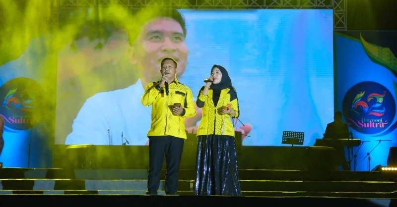Bupati Muna Barat Nyanyikan Lagu Ciptaannya Bersama Istri di Harmoni Sultra ke-62